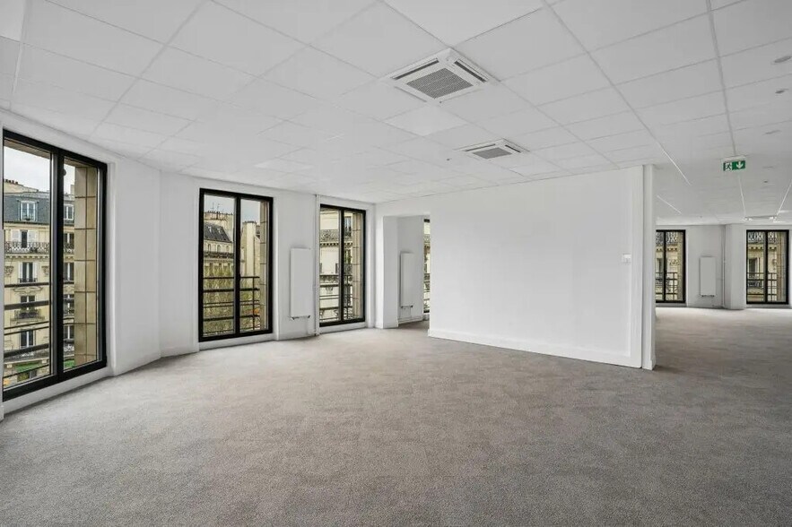 13 Place Kossuth, Paris for lease - Interior Photo - Image 3 of 10