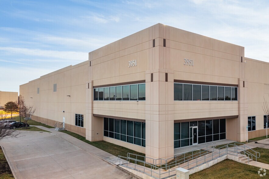 3951 Corporate Dr, Lancaster, TX à louer - Photo principale - Image 1 de 4