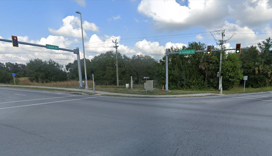 2706 N Tamiami Trl, North Fort Myers, FL à vendre - Photo du bâtiment - Image 3 de 10