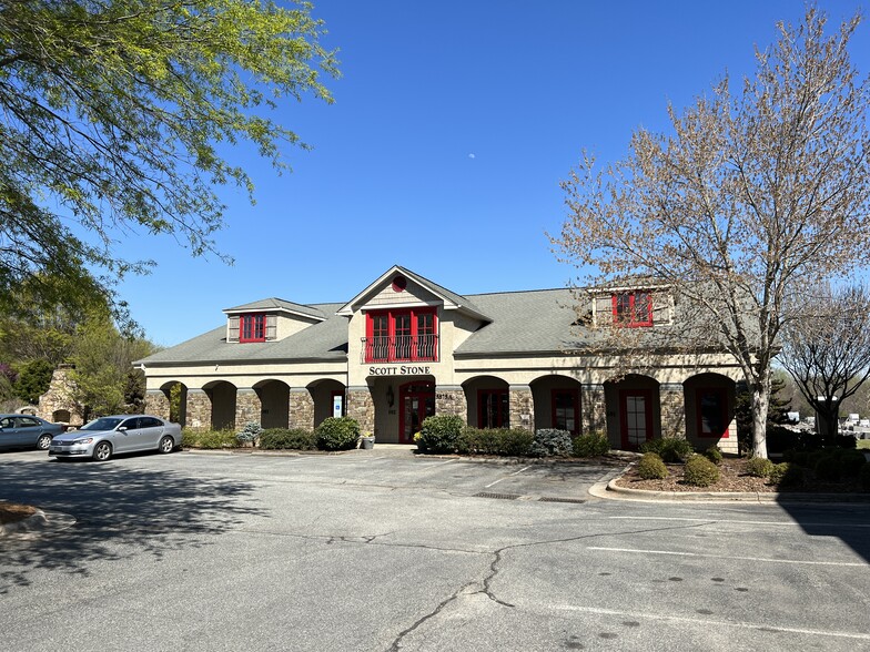 5575 Garden Village Way, Greensboro, NC for lease - Building Photo - Image 1 of 5