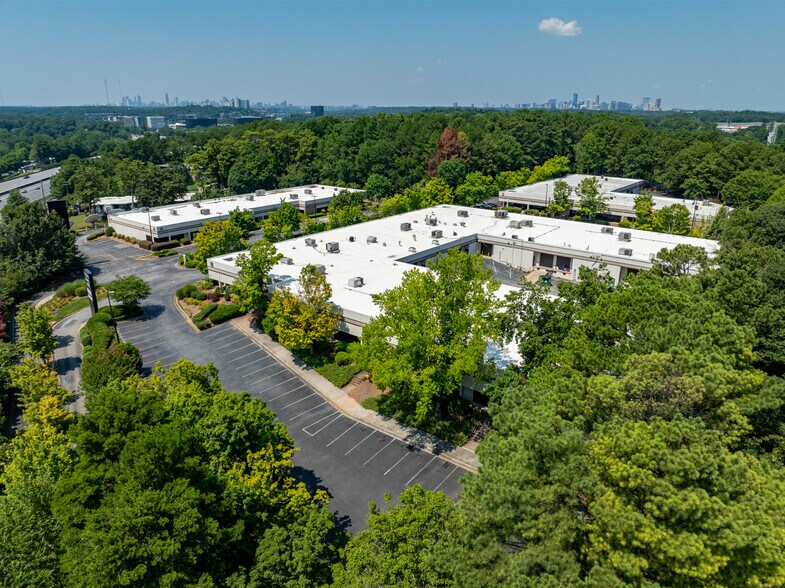 2700 Northeast Expy, Atlanta, GA à louer - Photo du bâtiment - Image 2 de 3