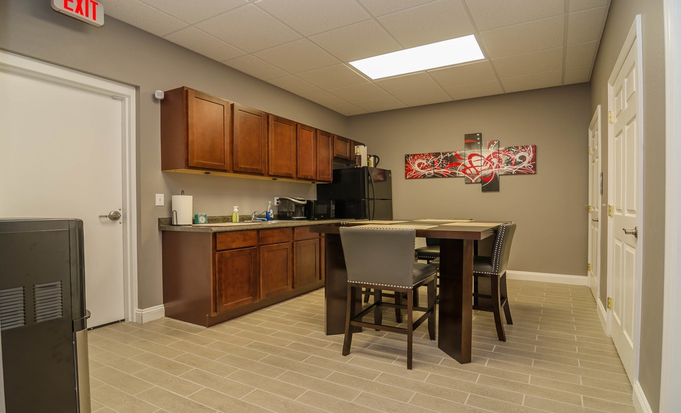 4960-4962 Royal Gulf Cir, Fort Myers, FL à louer - Photo intérieure - Image 3 de 7