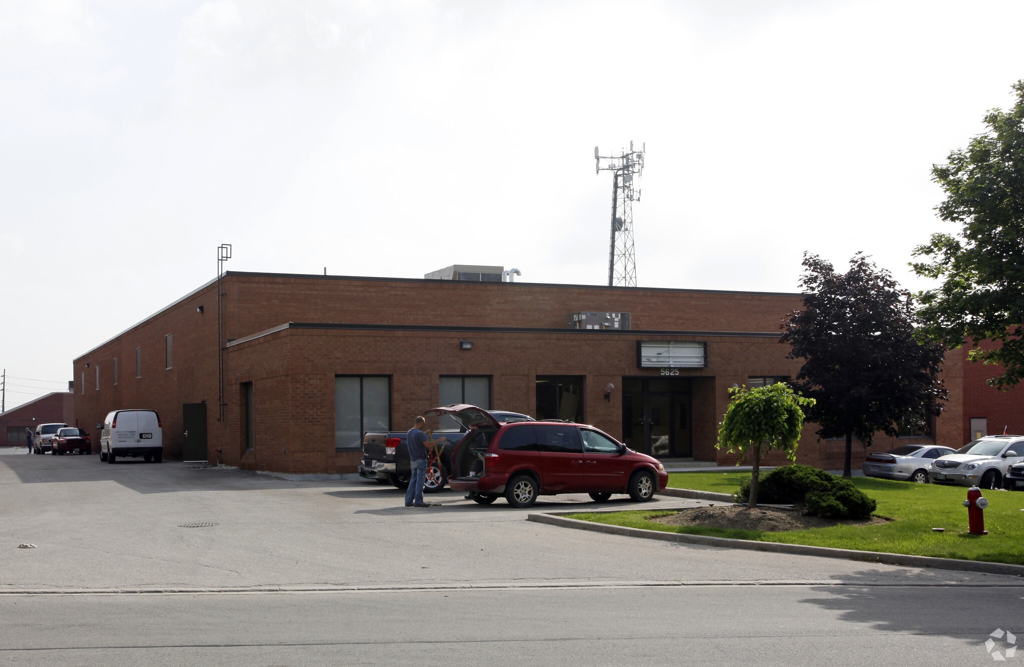 5625 Timberlea Blvd, Mississauga, ON for lease Primary Photo- Image 1 of 3