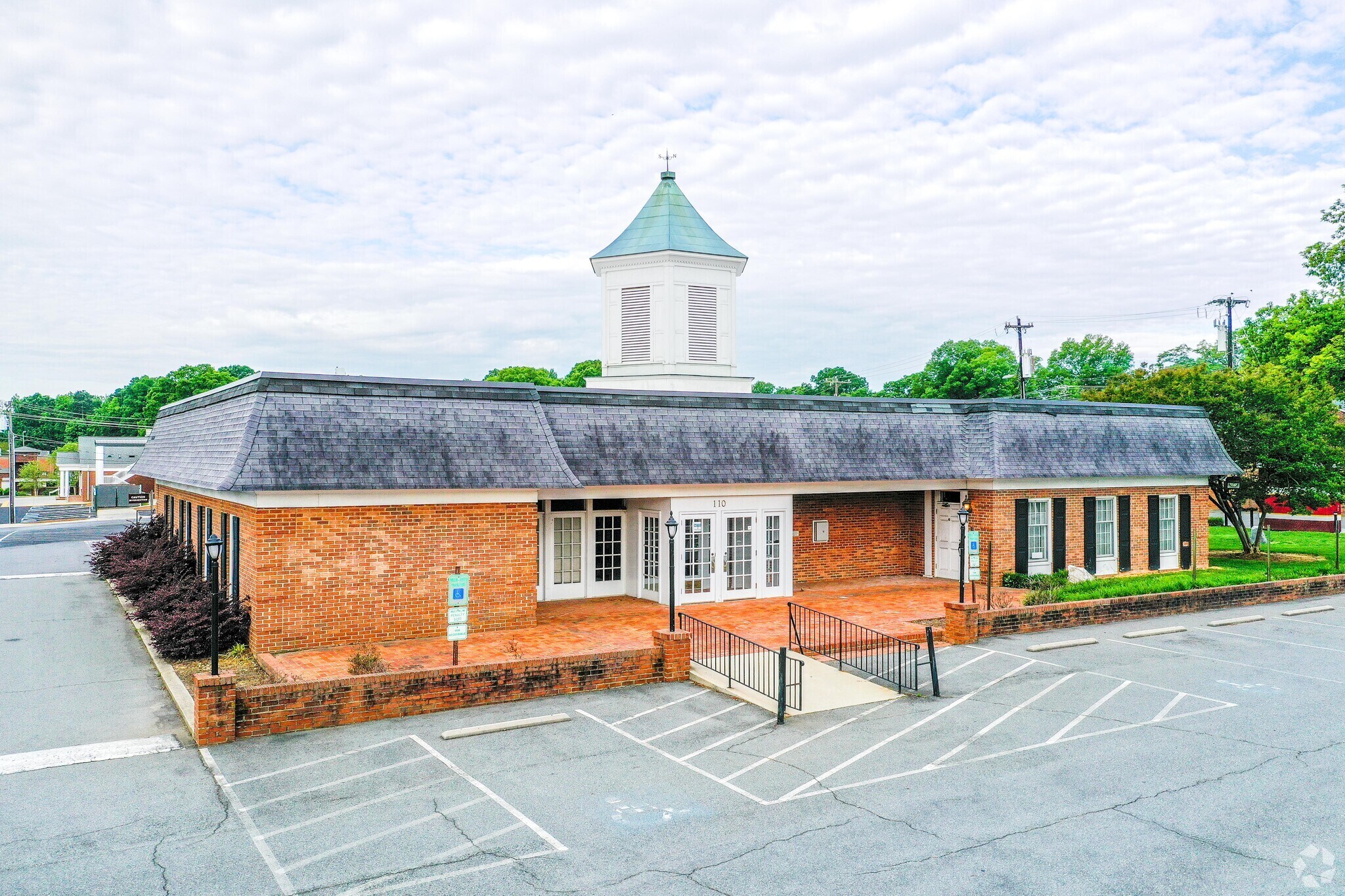 110 E John St, Matthews, NC à louer Photo du bâtiment- Image 1 de 6
