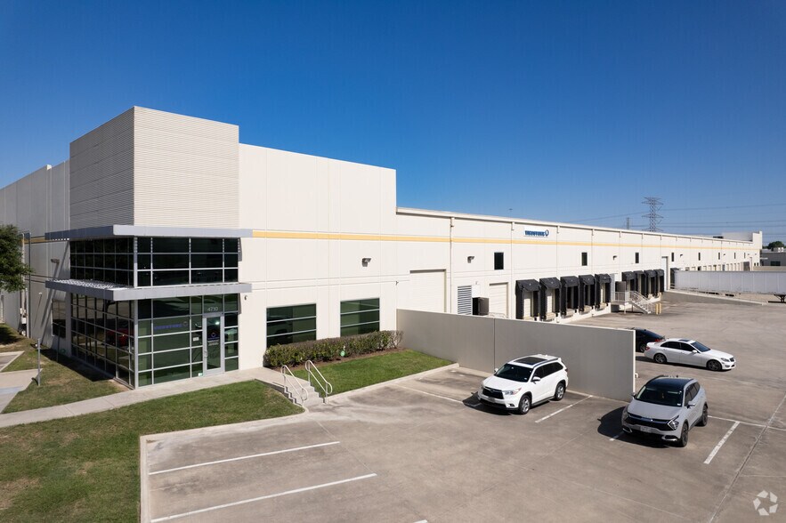 4710 N Sam Houston Pky W, Houston, TX à louer - Photo du bâtiment - Image 3 de 19