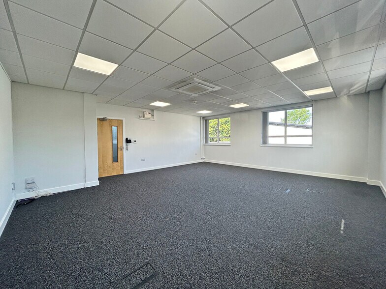Dean Row Rd, Wilmslow à louer - Photo du bâtiment - Image 3 de 9