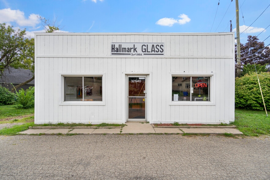 32540 Utica Rd, Fraser, MI for sale - Primary Photo - Image 1 of 23