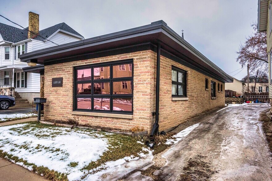 110 Arcadian Ave, Waukesha, WI à vendre - Photo principale - Image 1 de 8