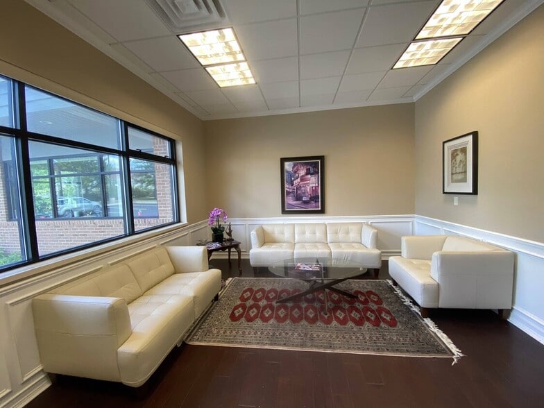 42500 Eleven Mile Rd, Novi, MI for lease - Building Photo - Image 3 of 29