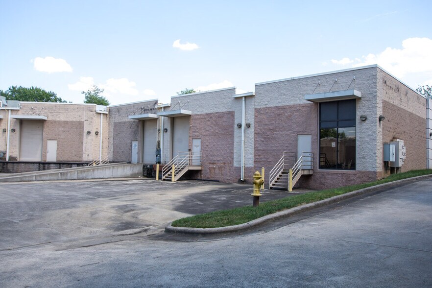14201 S Lakes Dr, Charlotte, NC à louer - Photo du bâtiment - Image 3 de 23