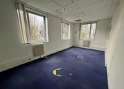 Bureau lumineux et spacieux avec vue sur l'extérieur.