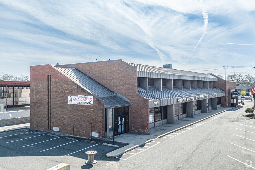 100 Herricks Rd, Mineola, NY à louer - Photo du bâtiment - Image 2 de 4