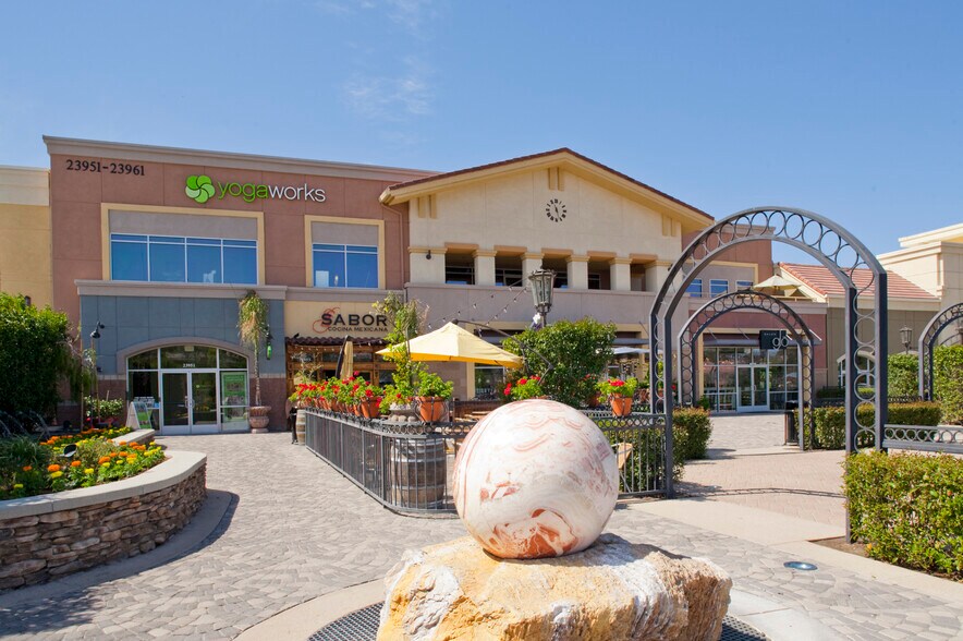 23961 Newhall Ranch Rd, Valencia, CA à louer - Photo du bâtiment - Image 2 de 7