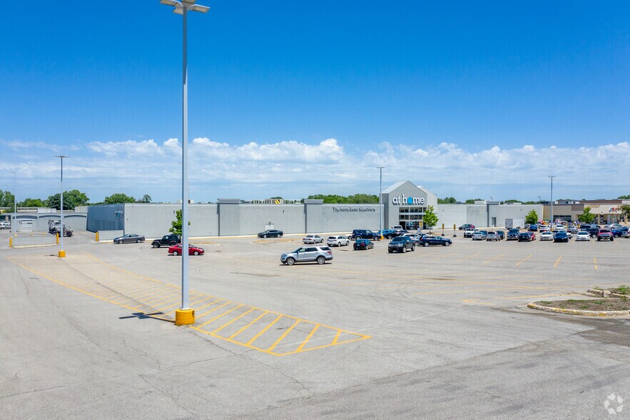 2000-2140 E Santa Fe St, Olathe, KS à louer - Photo du bâtiment - Image 2 de 5