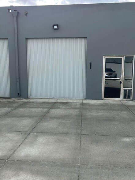 15601 Producer Ln, Huntington Beach, CA à louer - Photo du bâtiment - Image 3 de 8