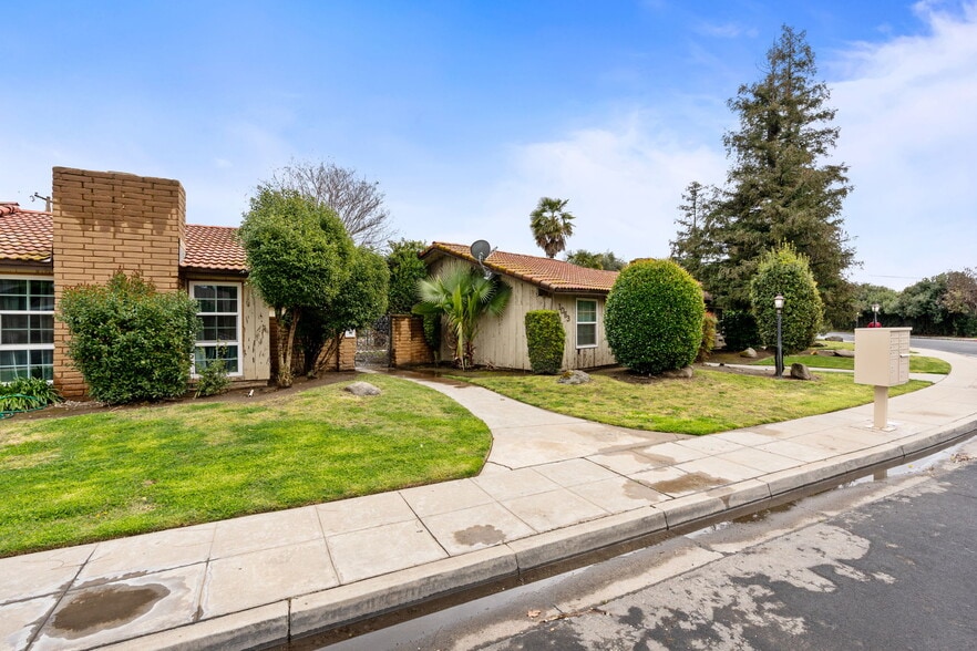 1063 Pierce Dr, Clovis, CA for sale - Building Photo - Image 2 of 7