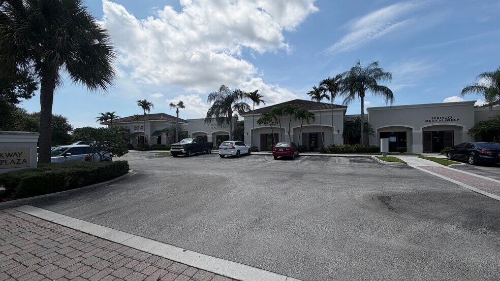 610-628 SE Central Pky, Stuart, FL à louer - Photo du bâtiment - Image 3 de 13