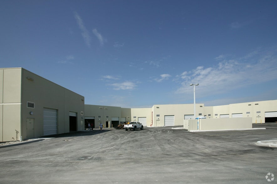 2051 NW 112th Ave, Doral, FL à louer - Photo du bâtiment - Image 3 de 90