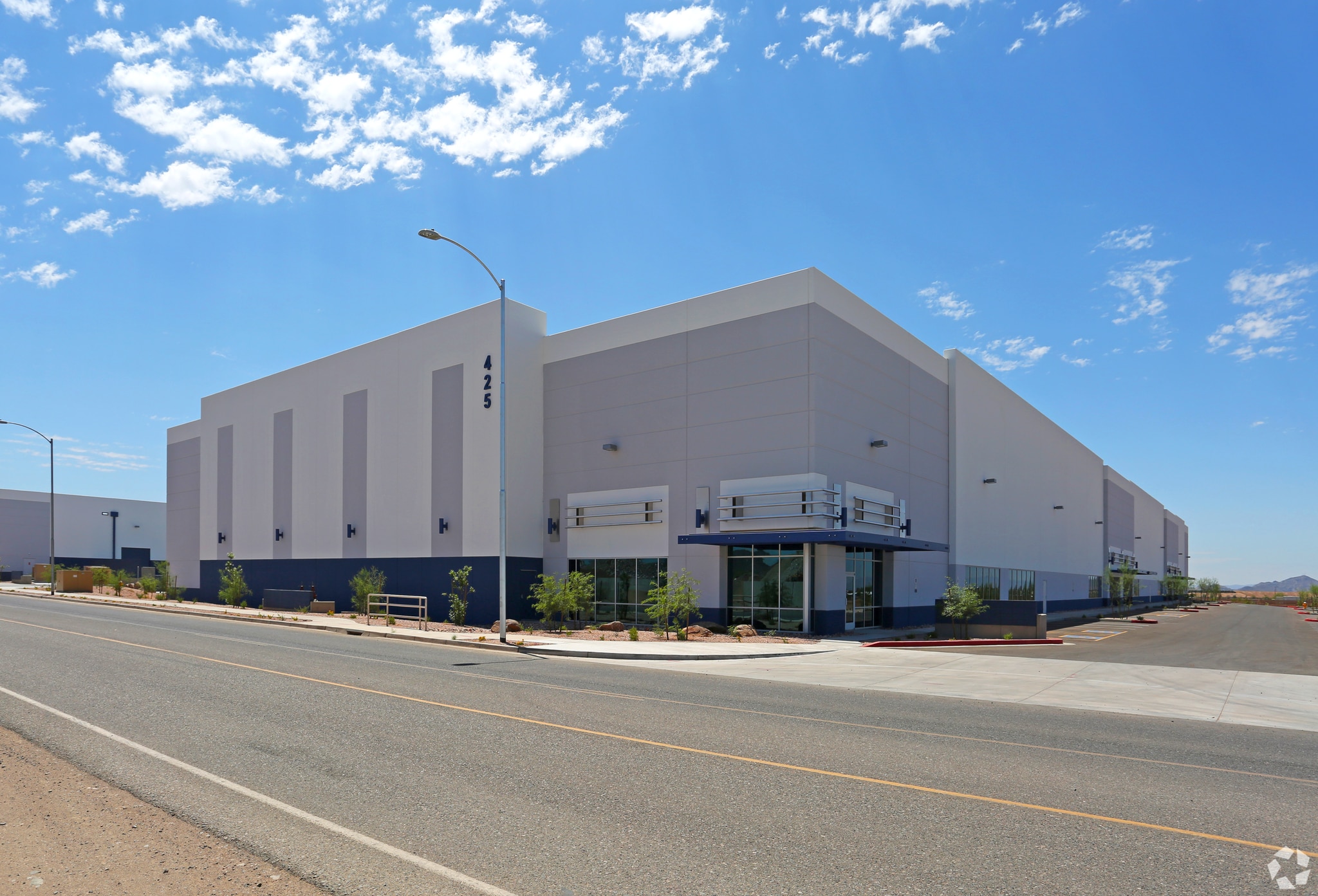 325 E Pinnacle Peak Rd, Phoenix, AZ for lease Building Photo- Image 1 of 5