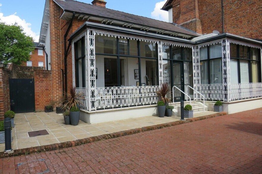 High St, Hartley Wintney à louer - Photo du bâtiment - Image 2 de 4