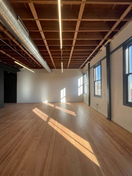 1201 Keosauqua Way, Des Moines, IA for lease - Interior Photo - Image 2 of 5