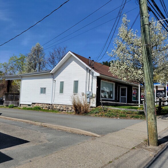 160 Kingston Ave, Wurtsboro, NY à vendre - Photo du bâtiment - Image 2 de 11