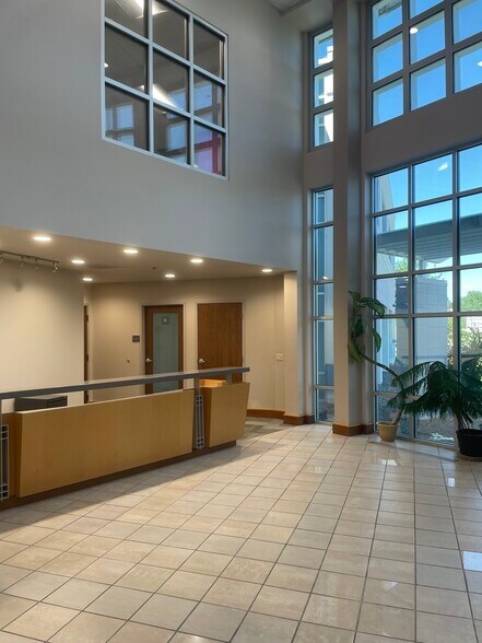3600 Digital Dr, Dubuque, IA à vendre - Hall d’entrée - Image 2 de 16