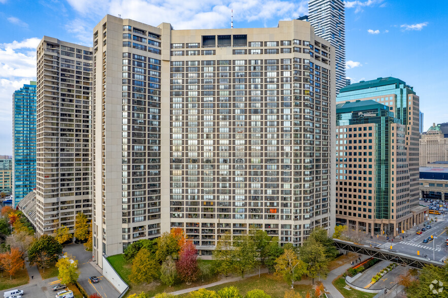 33 Harbour Sq, Toronto, ON for sale - Primary Photo - Image 1 of 3