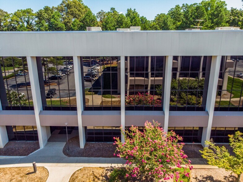 1 Centerview Dr, Greensboro, NC à louer - Photo du bâtiment - Image 1 de 96