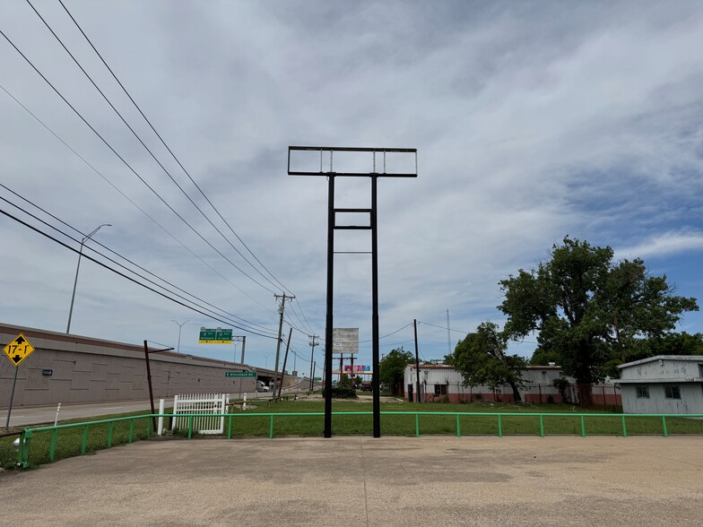 3444 N Interstate 35 E, Lancaster, TX for lease - Building Photo - Image 2 of 4