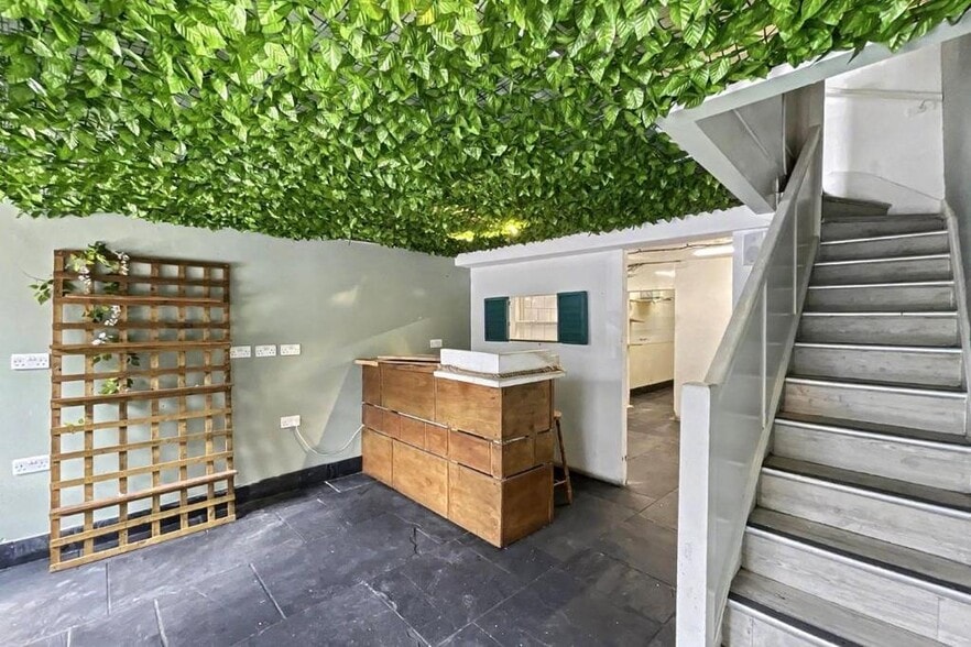 18 Victoria Sq, Truro for sale - Building Photo - Image 2 of 12
