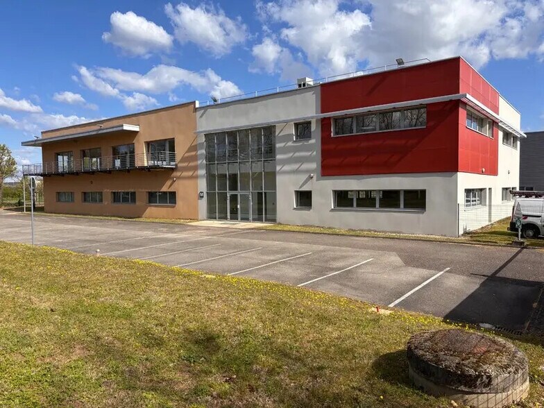 Flex dans Saint-Priest à louer - Photo du bâtiment - Image 1 de 6