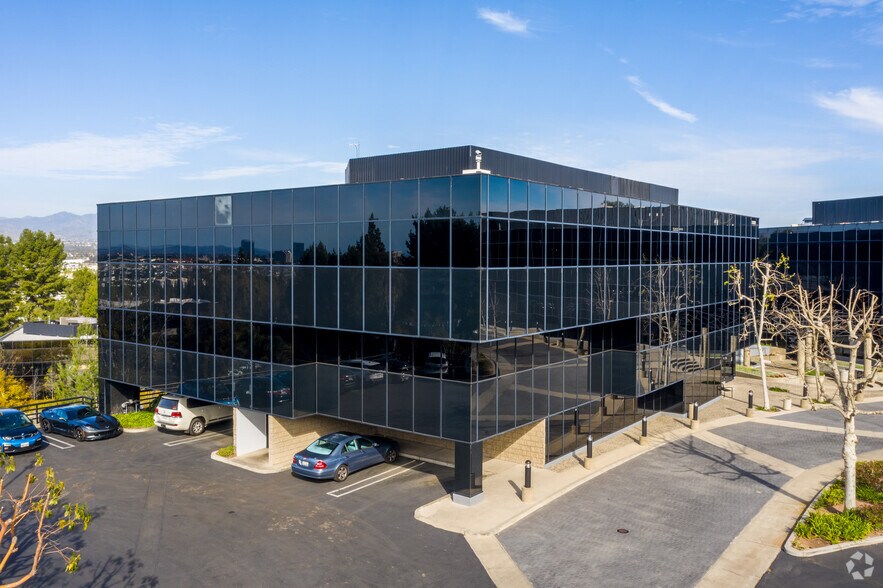 23282 Mill Creek Dr, Laguna Hills, CA à louer - Photo du bâtiment - Image 2 de 3