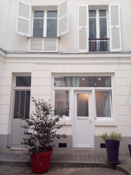Immeuble residentiel dans Paris à vendre - Photo du bâtiment - Image 2 de 9