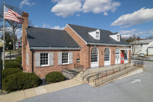 Bank Building with Drive-Thru - Services immobiliers commerciaux