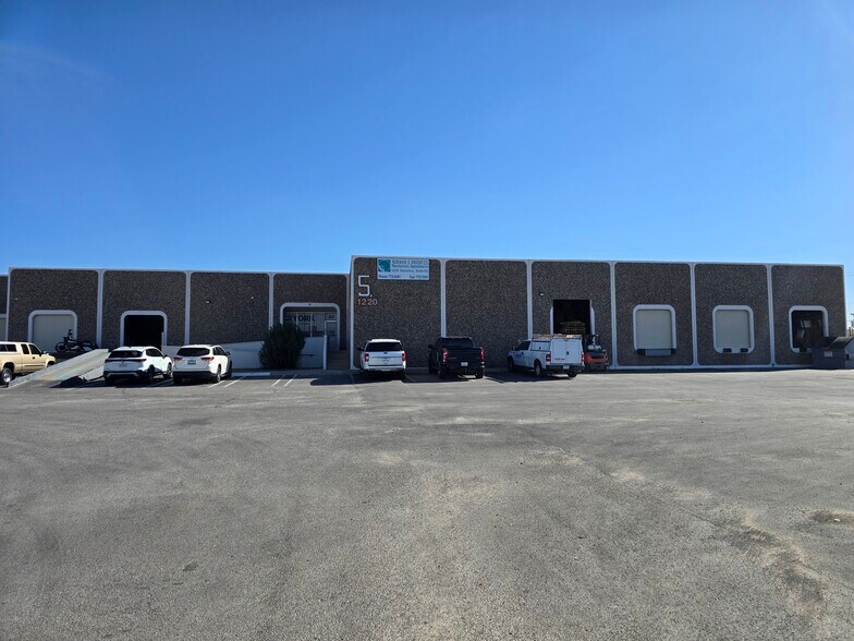 1220 Barranca Dr, El Paso, TX à louer - Photo du bâtiment - Image 3 de 9