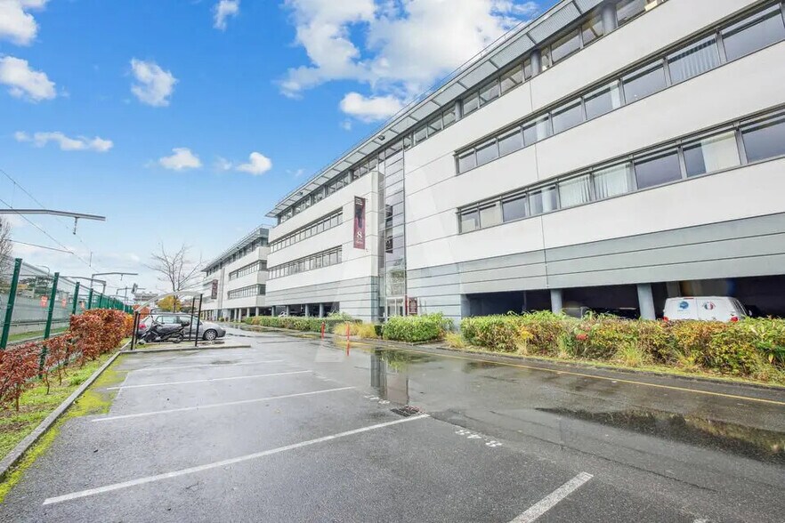 Office in Orsay for lease - Building Photo - Image 2 of 12