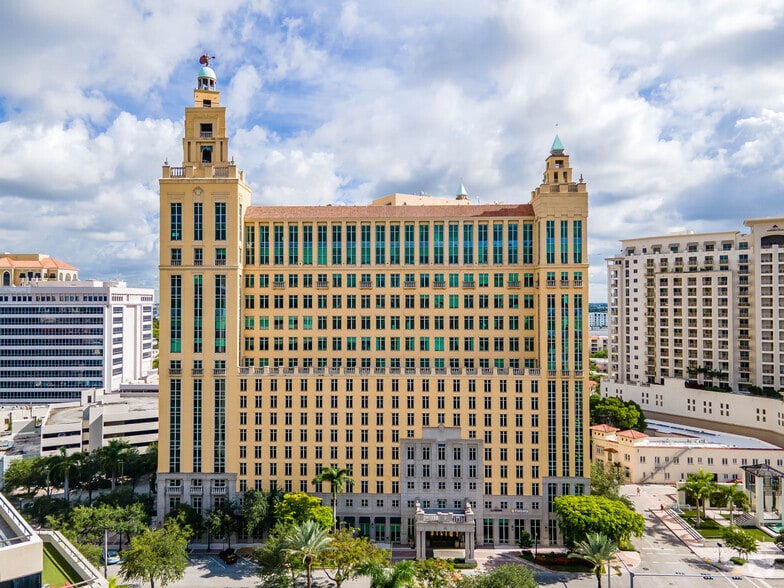 121 Alhambra Plz, Coral Gables, FL à louer - Photo du bâtiment - Image 2 de 12