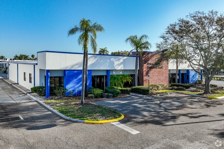 7201-7243 Bryan Dairy Rd, Largo, FL à louer - Photo du bâtiment - Image 3 de 30