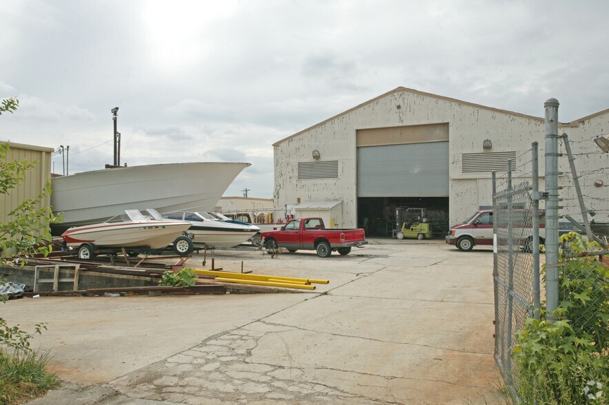 2100 E Martin Luther King Jr Dr, High Point, NC à vendre - Photo du bâtiment - Image 2 de 7