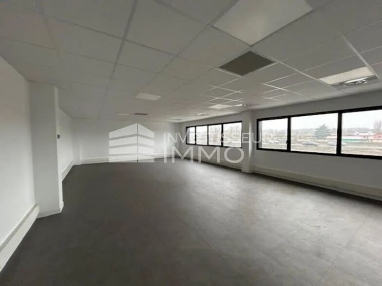 Office in Bobigny for lease - Building Photo - Image 3 of 6