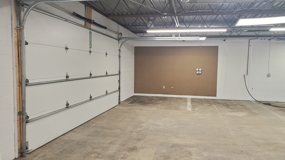 3120 S Kansas Ave, Topeka, KS for lease - Building Photo - Image 2 of 13