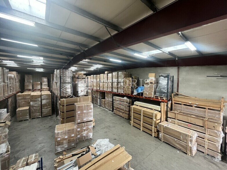 Flex in Chassieu for lease - Interior Photo - Image 2 of 13