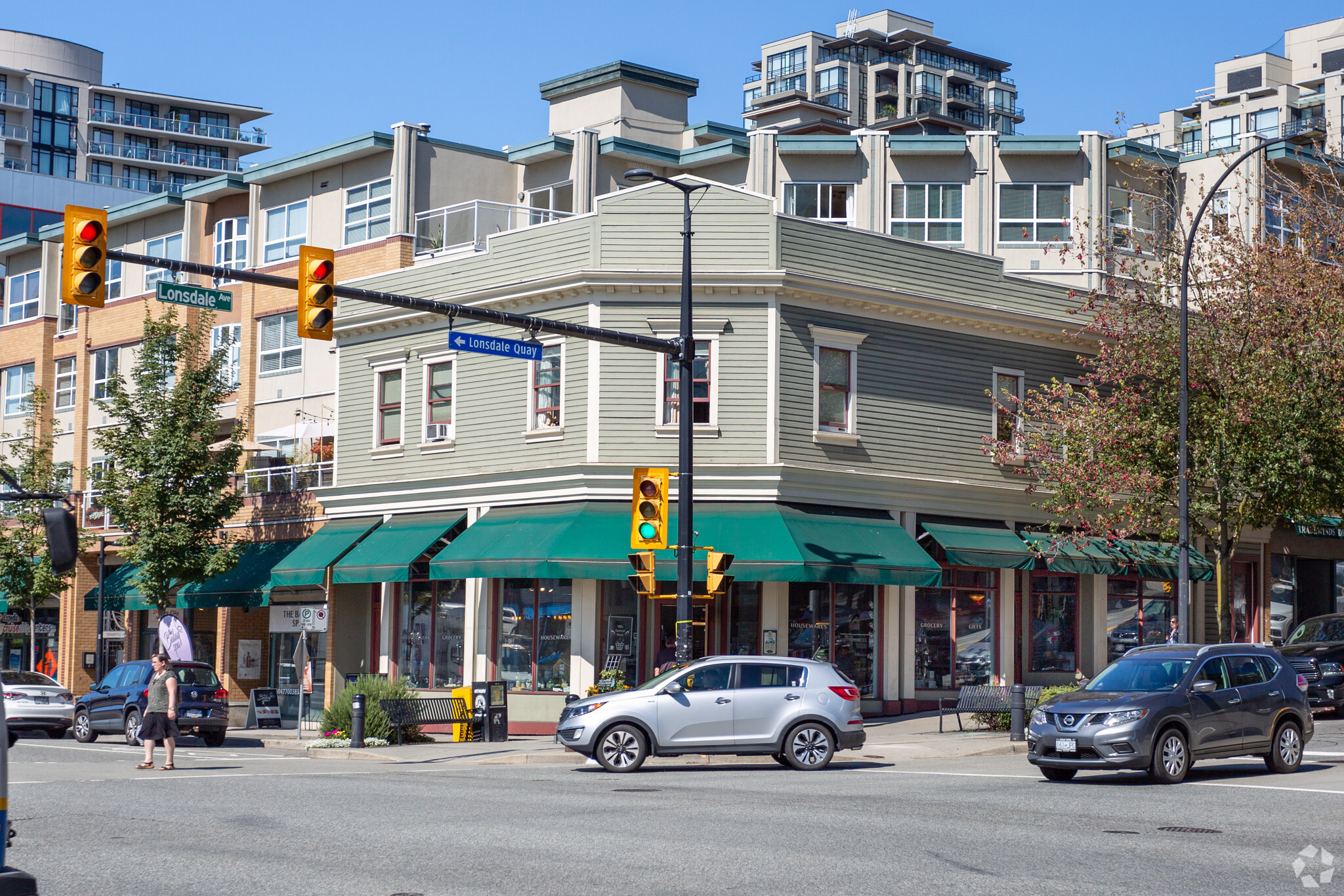 51-65 Lonsdale Ave, North Vancouver, BC à louer Photo principale- Image 1 de 7