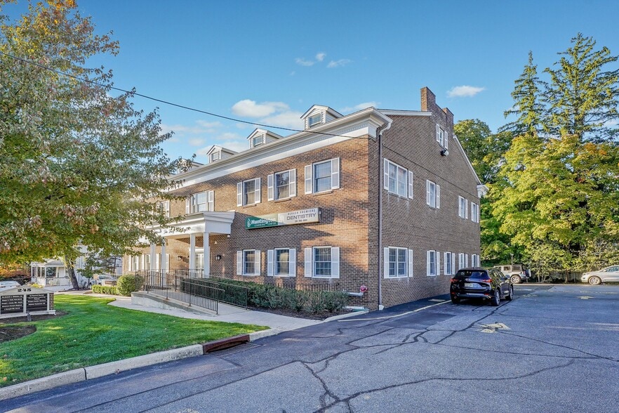 245 E Main St, Ramsey, NJ à louer - Photo du bâtiment - Image 2 de 6