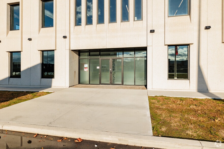5501 Aut Transcanadienne, Pointe-claire, QC à louer - Photo du bâtiment - Image 3 de 3