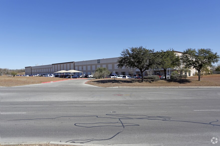 1732 Universal City Blvd, Universal City, TX à louer - Photo du bâtiment - Image 2 de 18