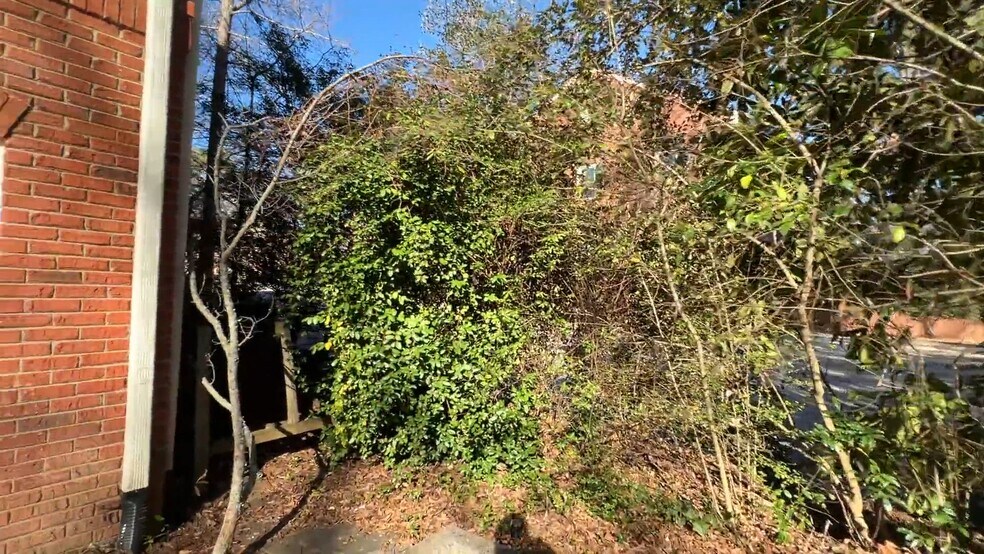 585 Colonial Park Dr, Roswell, GA à vendre - Vidéo sur l’inscription commerciale - Image 2 de 23