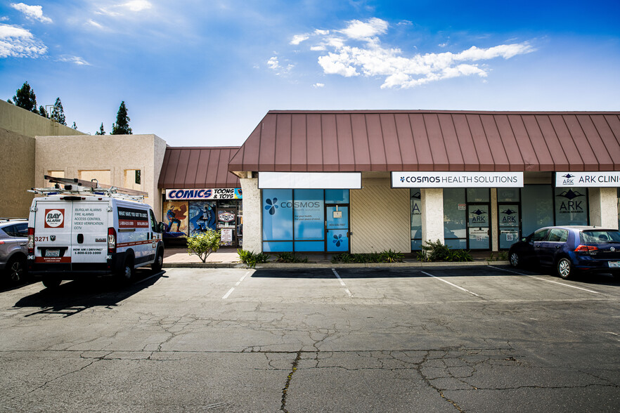 13572 Newport Ave, Tustin, CA à louer - Photo du bâtiment - Image 1 de 11