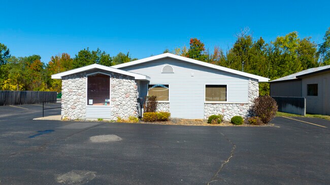 More details for 9252 Lake City Rd, Houghton Lake, MI - Office for Sale